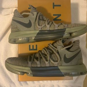 Men’s Nike kd 10 LMTD size 10